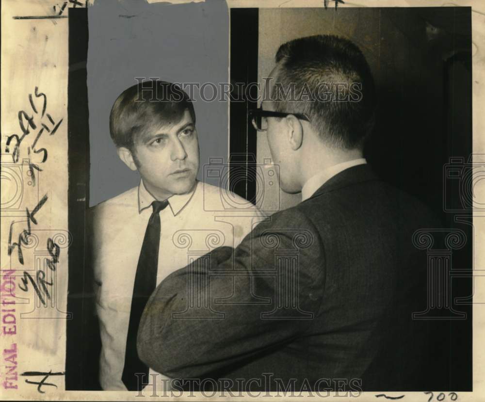 1968 Robbery victim Matt Whitcomb talks with detective - Historic Images