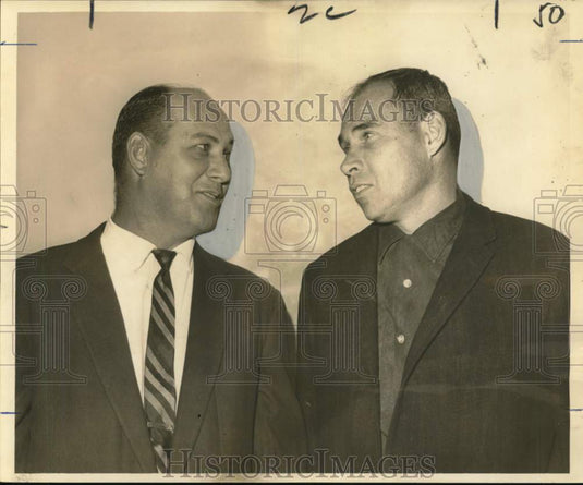 1964 Press Photo Baseball coaches Bob Whitman and Dick Preis discuss games - Historic Images
