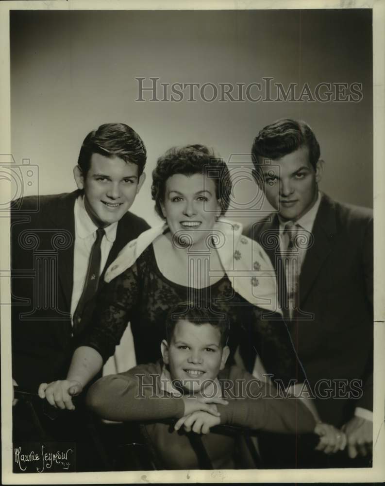 1958 Press Photo Cinderella star Roberts Sherwood with her young co-stars - Historic Images