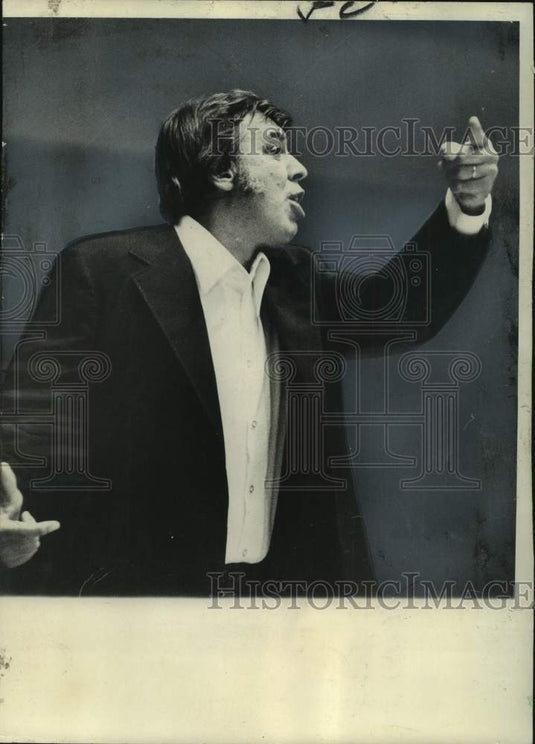 1975 Press Photo Basketball Coach Bill van Breda Kolff conducts Jazz Band- Historic Images