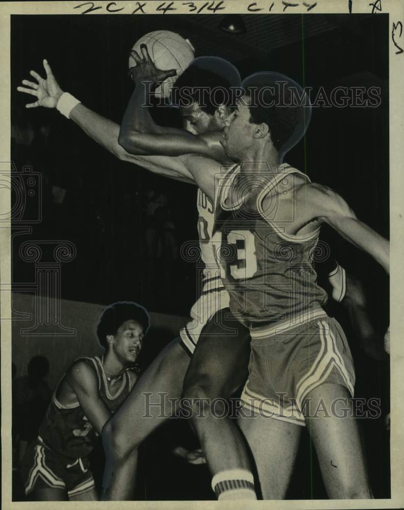 1974 Press Photo Elisha Watson in Holy Cross and St. Augustine Basketball Game - Historic Images