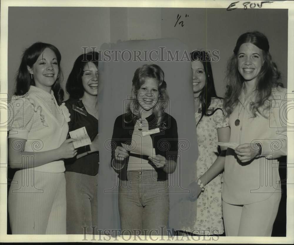 1974 Miss Louisiana Junior Gail Singleton poses with other ladies - Historic Images