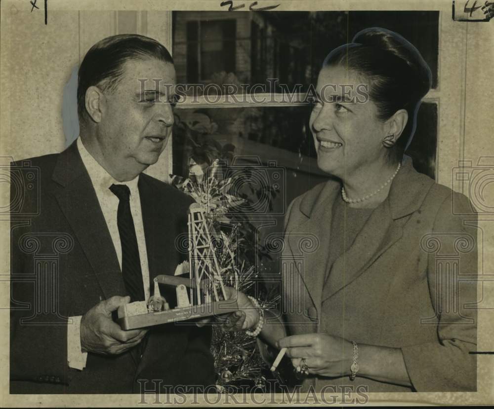 1962 Press Photo General William T. Young &amp; Wife Show Miniature Oil Derrick - Historic Images