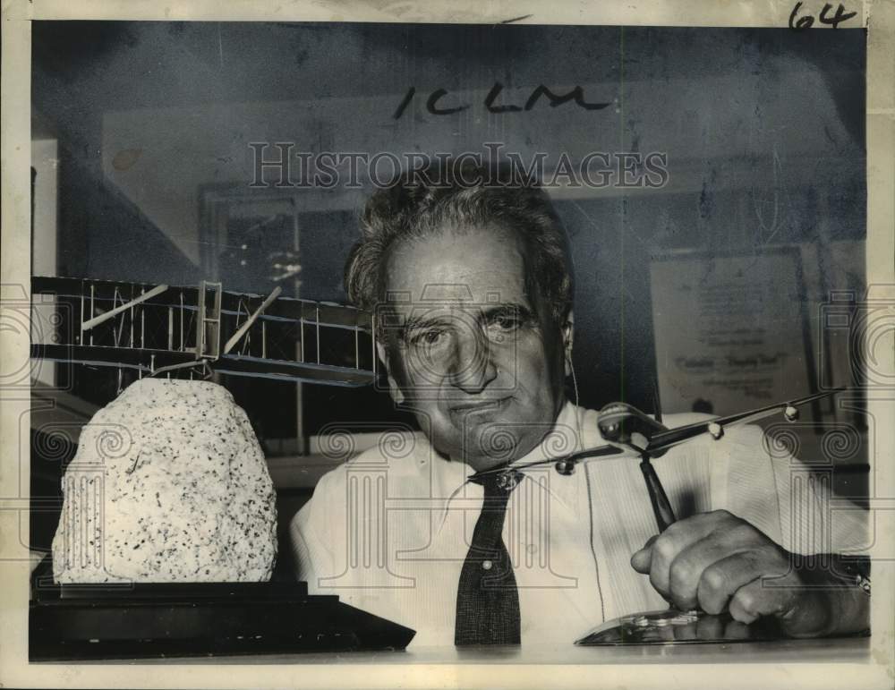 1961 Press Photo "Einstein of Aviation" Dr. Theodore Karman with plane models - Historic Images