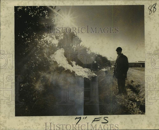 1976 Citrus Grower Uses Space Heaters At Hewitt-Becknel Orchards - Historic Images
