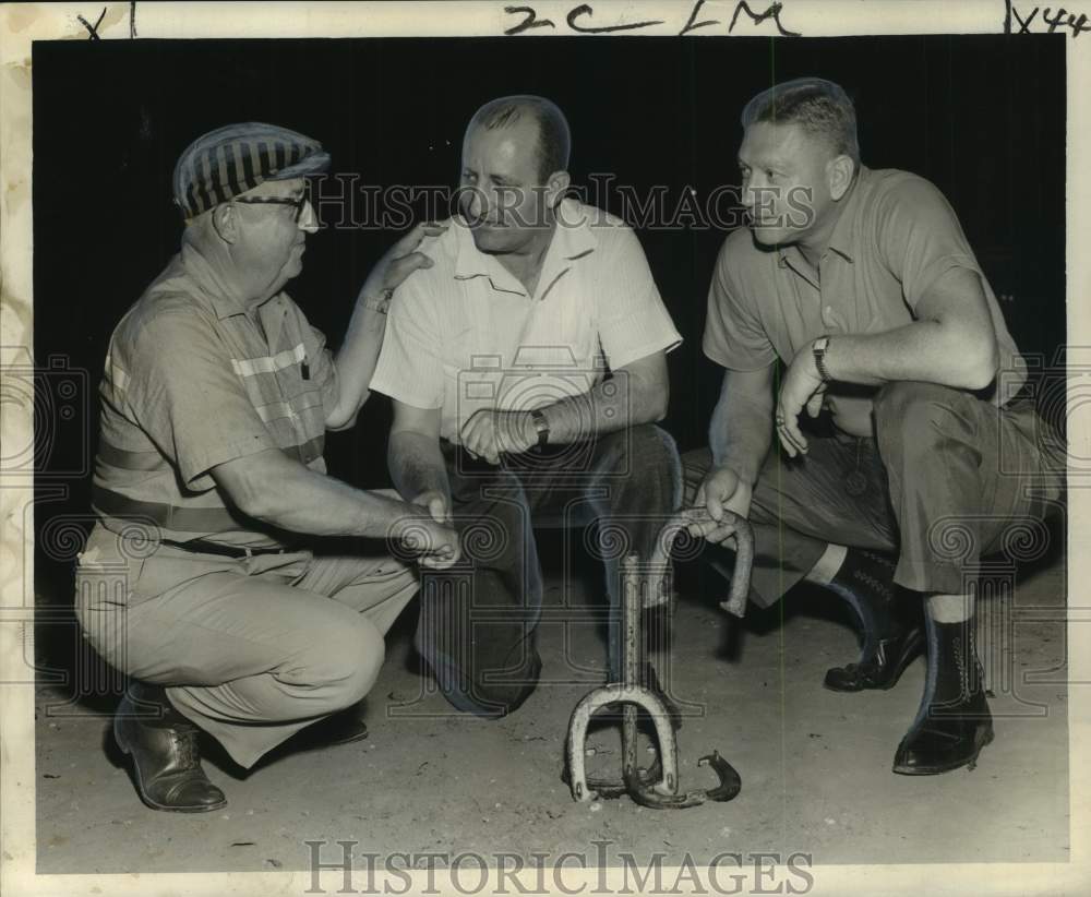 1960 Press Photo Metairie Country Club - Melvin Warden and Horseshoe Officials - Historic Images