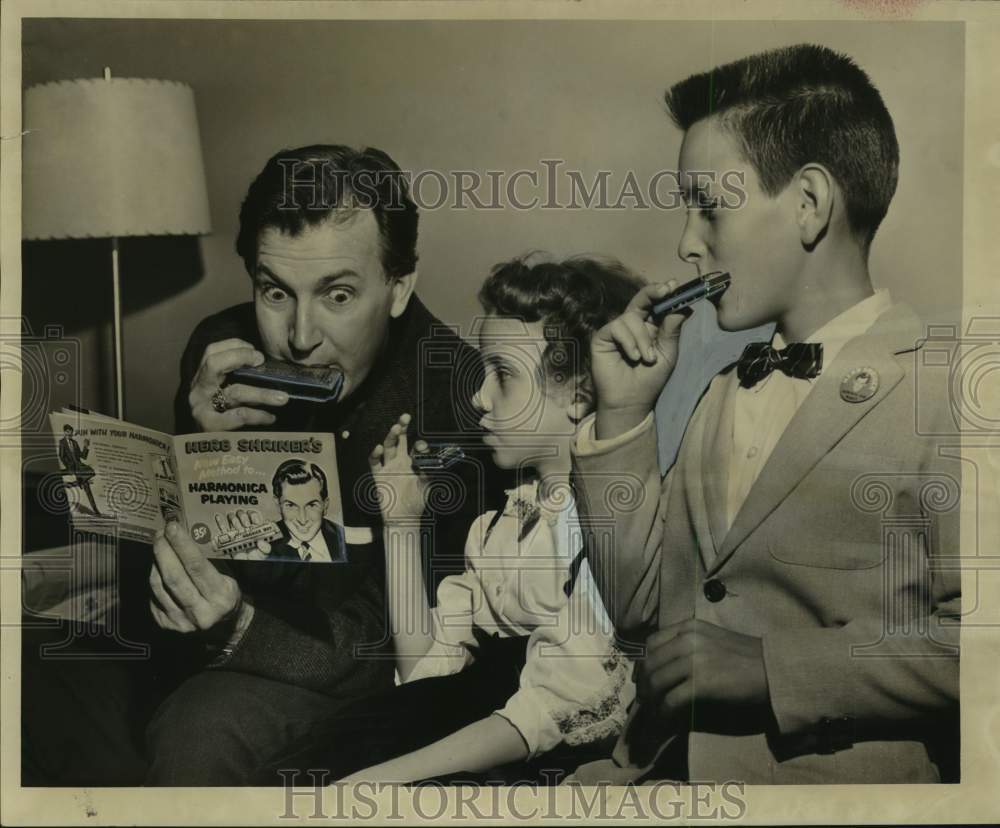 1958 Press Photo Herb Shriner gives harmonica tips to New Orleans youngsters - Historic Images