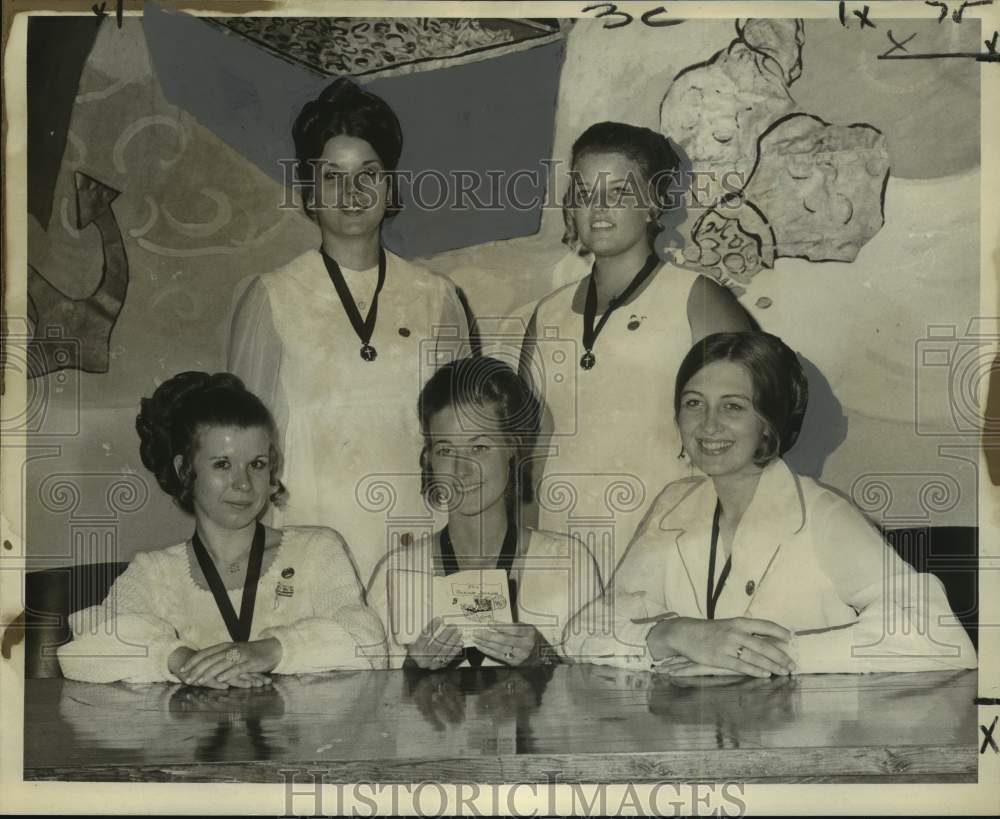 1972 Kathy Walters and other officers at Rainbow Girls convention - Historic Images