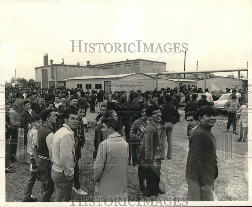 1970 Press Photo West Jefferson High School Students outside after Bomb Scare - Historic Images