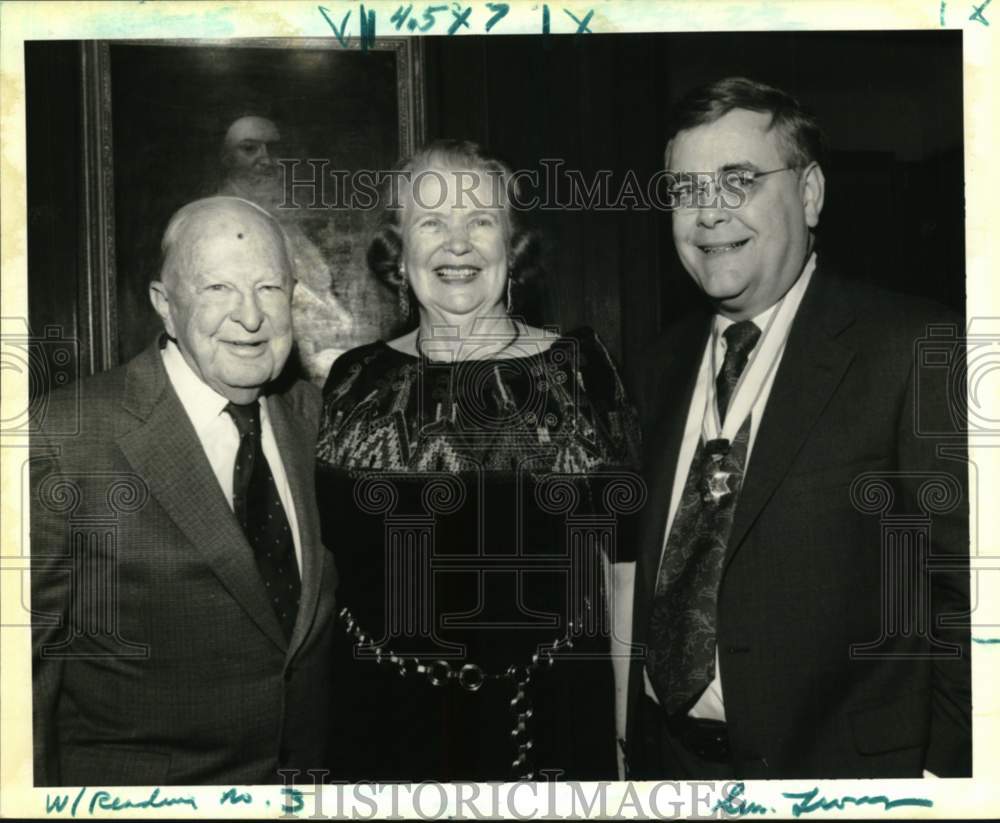 1993 Virginia Weissinger with Guests at Huguenots Event - Historic Images