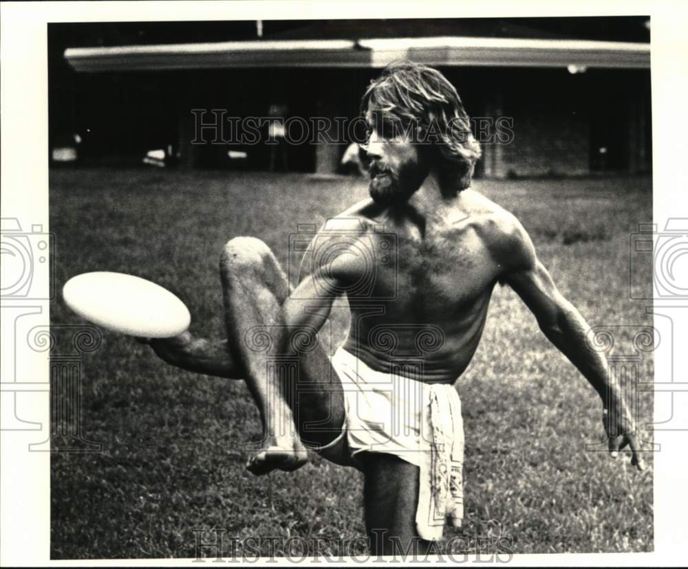 1981 Press Photo David Waugh of Biloxi Mississippi plays Frisbee in Audubon Park- Historic Images