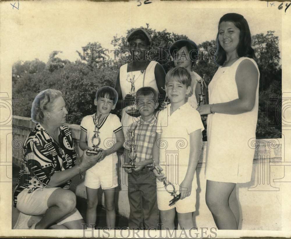 1970 Press Photo Mrs. Vernon Weiss presents trophies to tennis winners - Historic Images