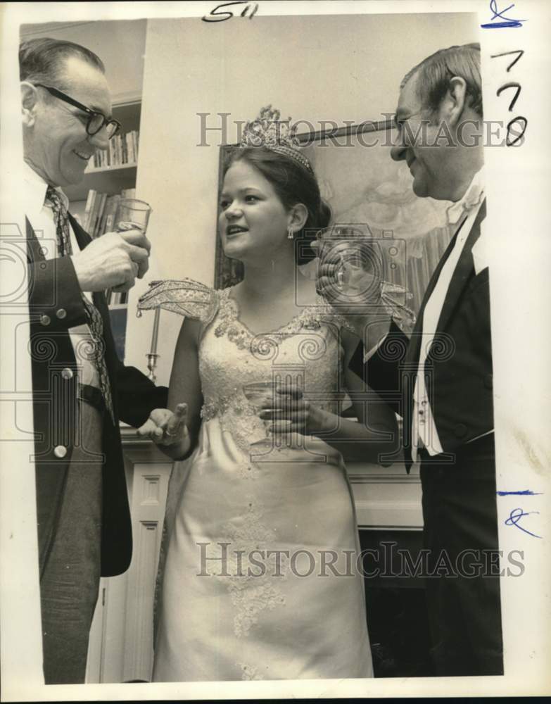 1974 Momus queen Isabel enjoys the post-ball party with guests - Historic Images