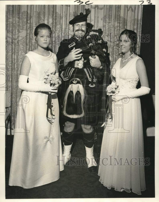 1971 Press Photo Demoiselles presented at the Pendennis Club Bal Masque - Historic Images