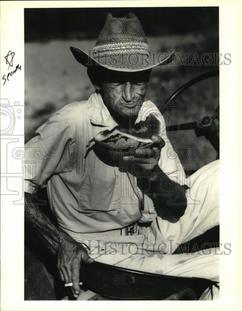 1990 John Pizzolato takes smoke/mellon break during harvest - Historic Images