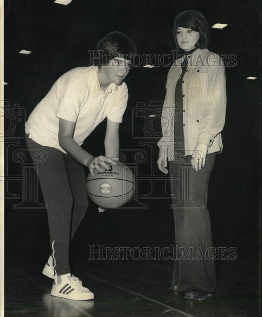 1974 Press Photo Univ. of New Orleans women's basketball and student- Historic Images