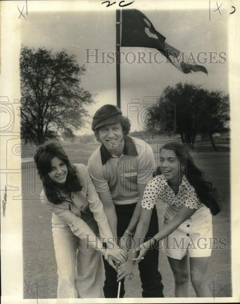 1973 Press Photo Danny Abramowicz with Women at City Park with Golf Queens- Historic Images