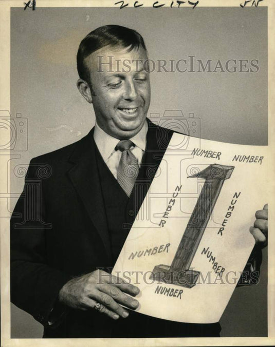1969 Press Photo Nutcrackers' Leon Walle accepts Elks Krewe No. 1 float award - Historic Images