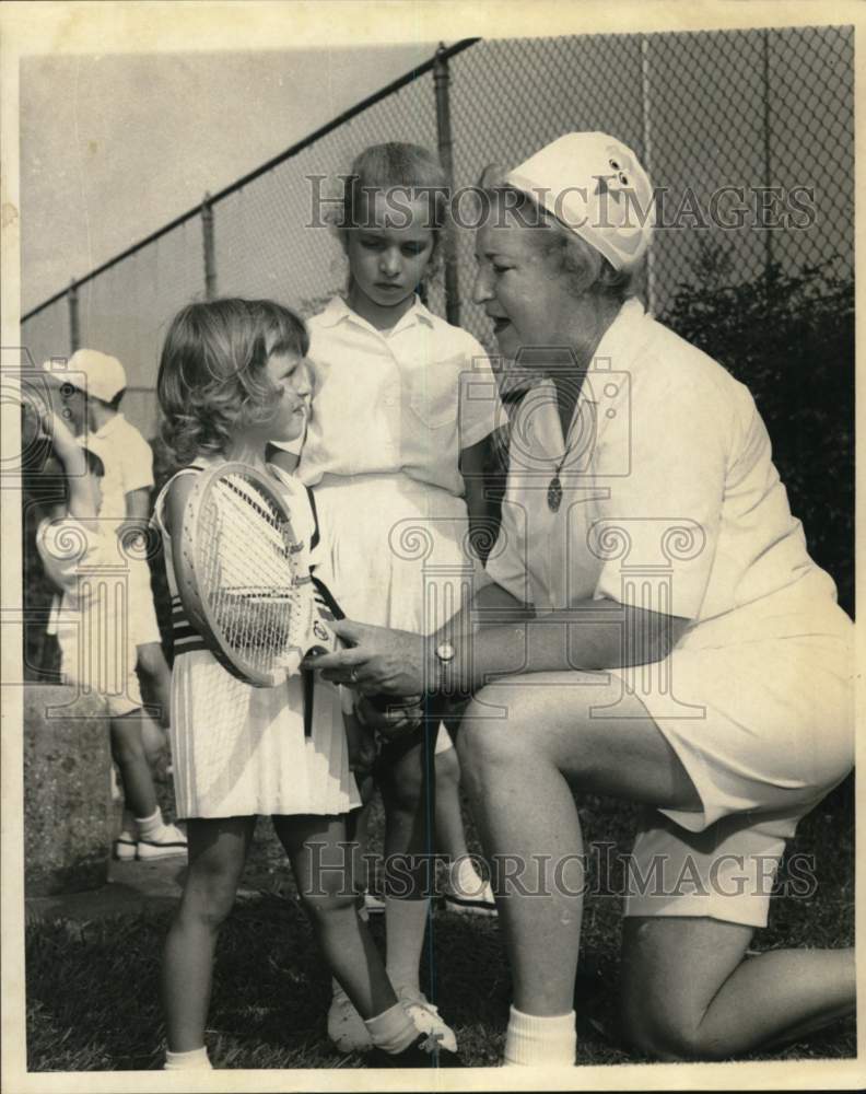 1969 Press Photo Mrs. Vernon Weiss gives youngsters tennis instructions- Historic Images