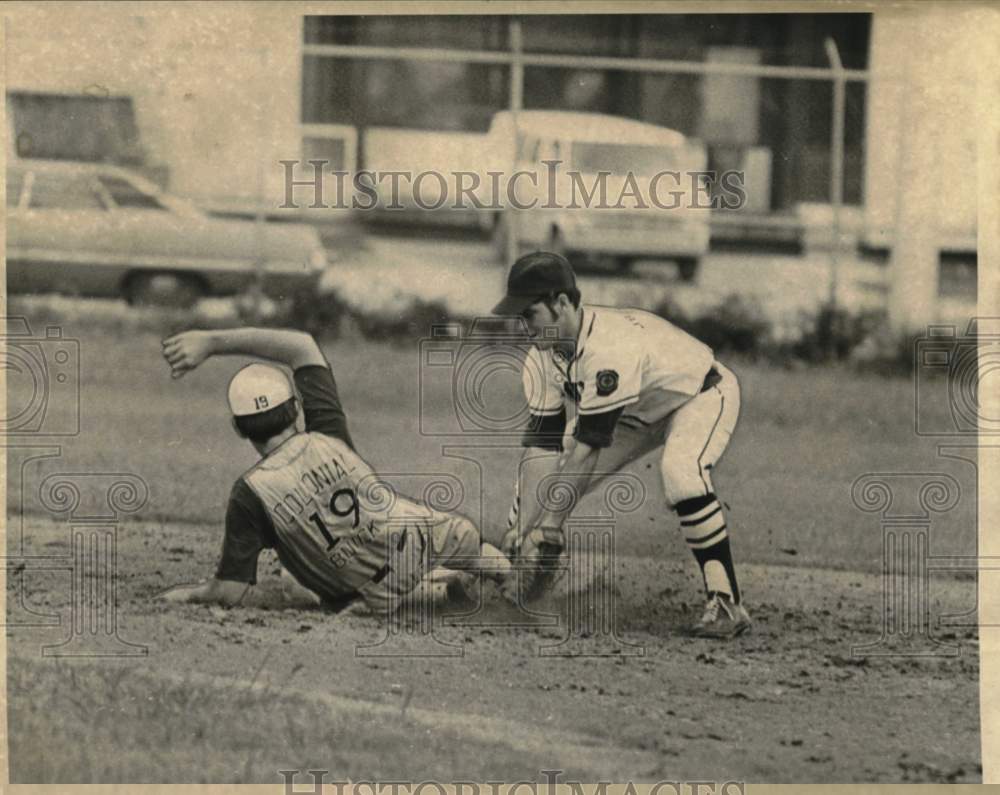 1971 Press Photo Tom Berniard thrown out at second base by Fritz Rau - noo70628- Historic Images