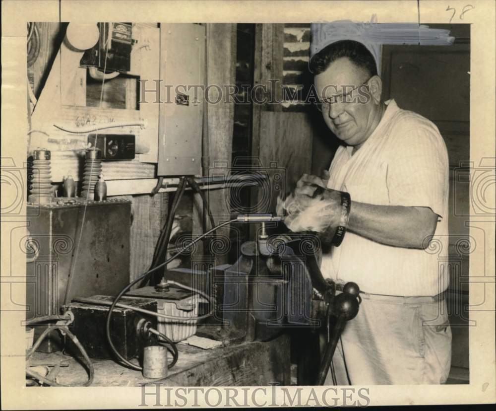 1957 Press Photo New Orleans Inventor Edward J. Oakes show Aircraft Sparkplug - Historic Images