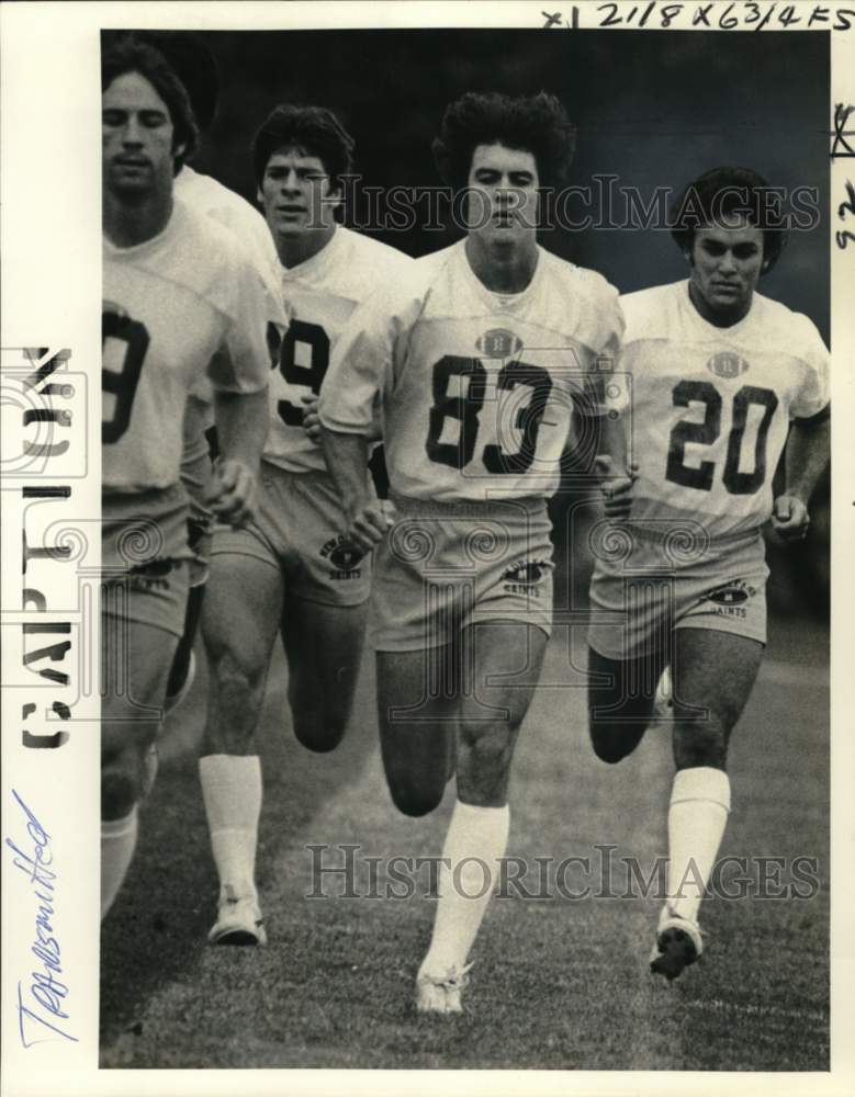 1972 Press Photo Rich Rivas practices with other New Orleans Saints players- Historic Images