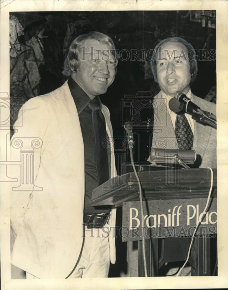 1974 Press Photo New Orleans NBA coach Scotty Robertson introduced by Rosenfeld- Historic Images