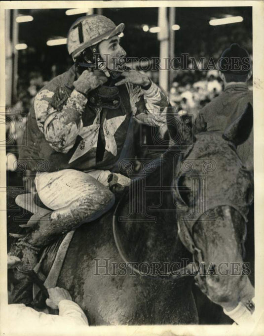 1972 Press Photo Phil Rubbico on No Le Hace after muddy Louisiana Derby race- Historic Images