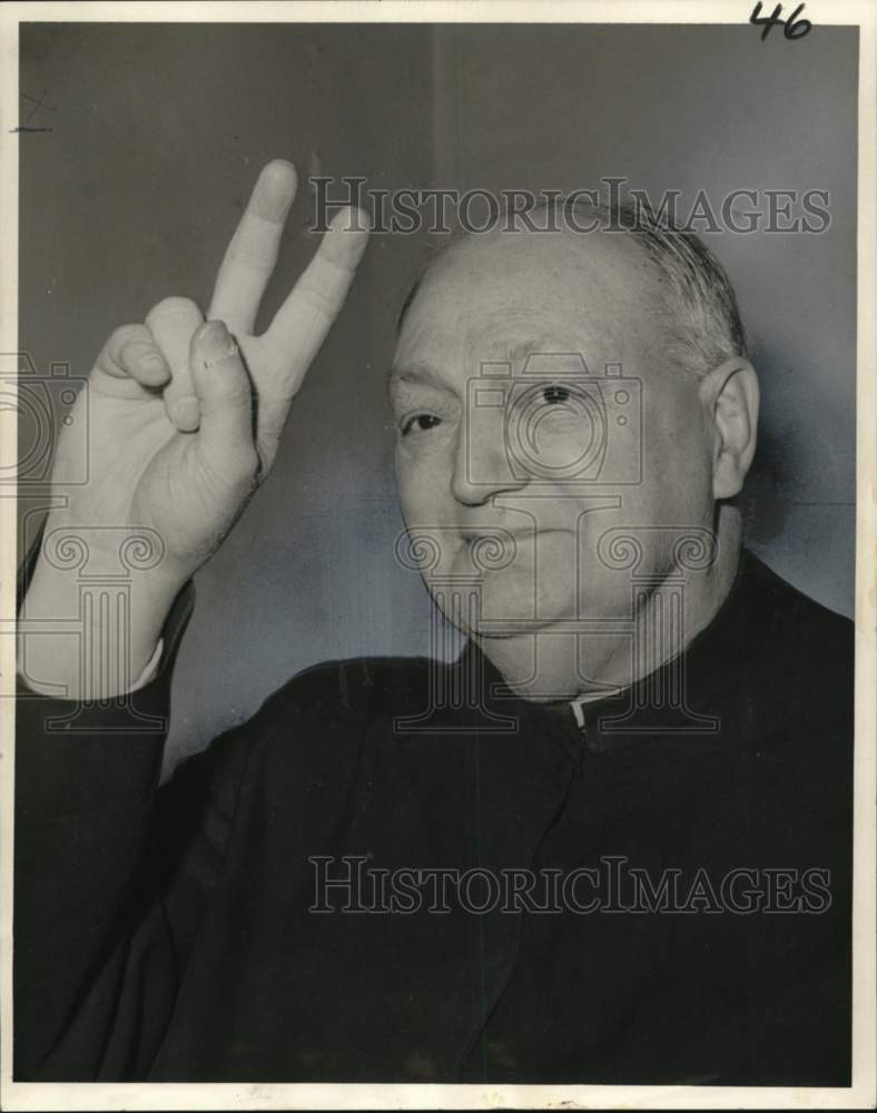 1966 Reverend William Ruggeri in Winston Churchill gesture - Historic Images