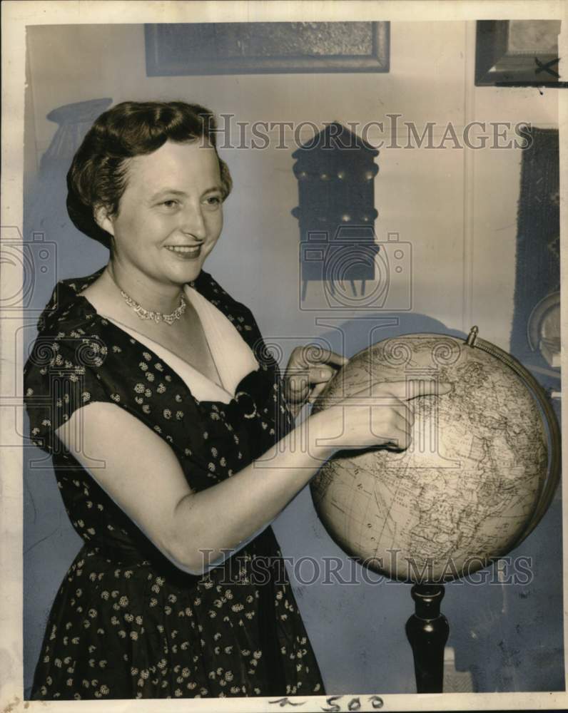 1955 Grietje Nymeyer shows on globe her home in Holland - Historic Images