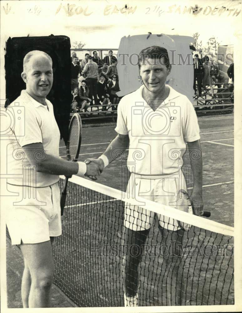 1967 Press Photo Han Richardson, right, shakes tennis players&#39; hand - noo71866 - Historic Images