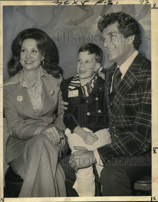 1974 Actor Hugh O'Brien & Cystic Fibrosis poster child and chairman - Historic Images