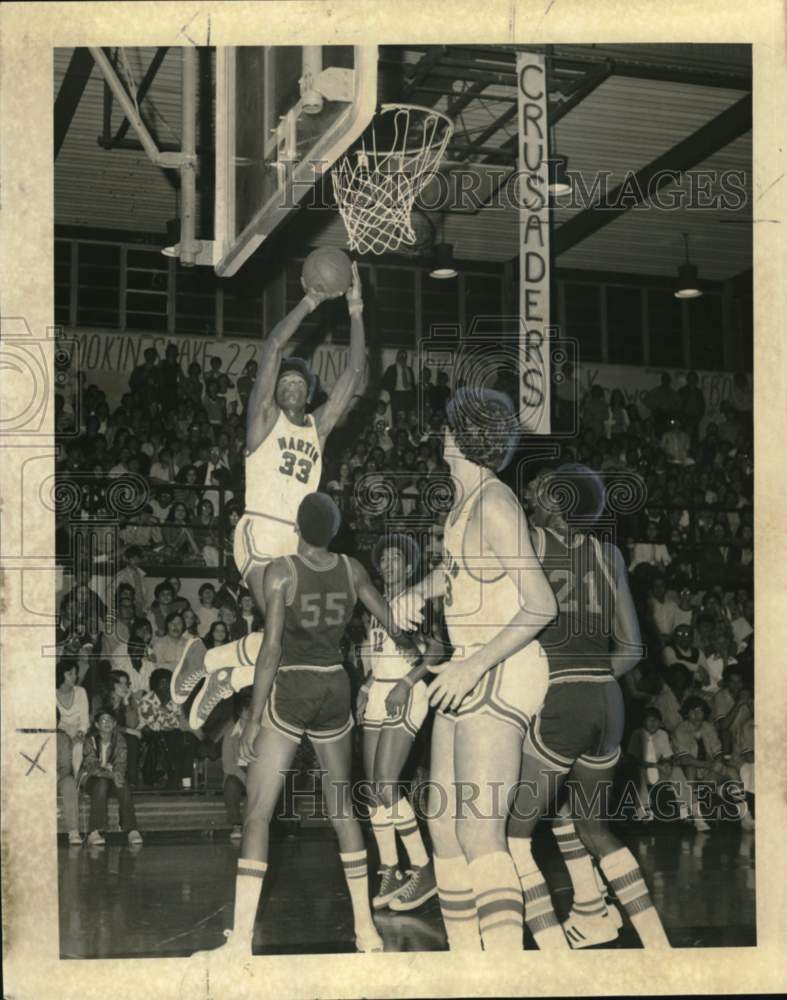 1974 Press Photo Brother Martin&#39;s Leroy Oliver slips inside Holy Cross defense - Historic Images