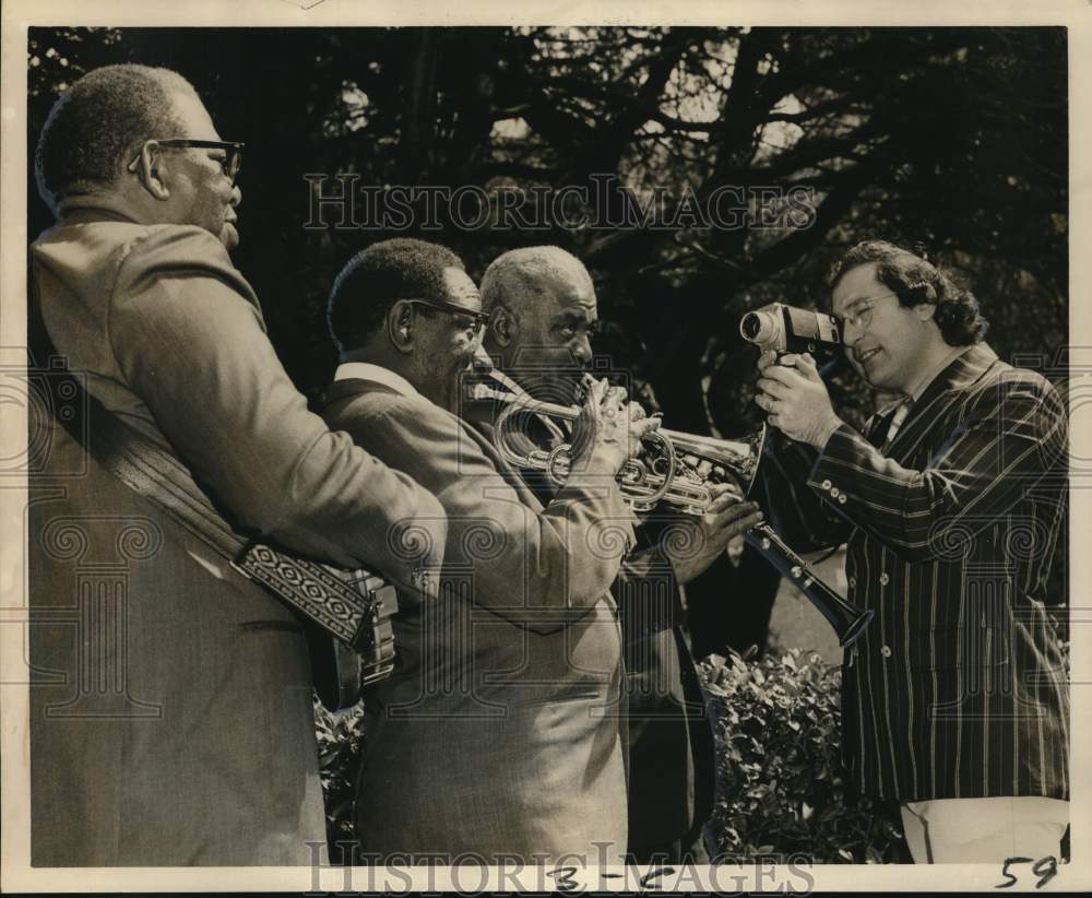 1972 Press Photo Stanley Weinstein films mock jazz procession - noo72039 - Historic Images