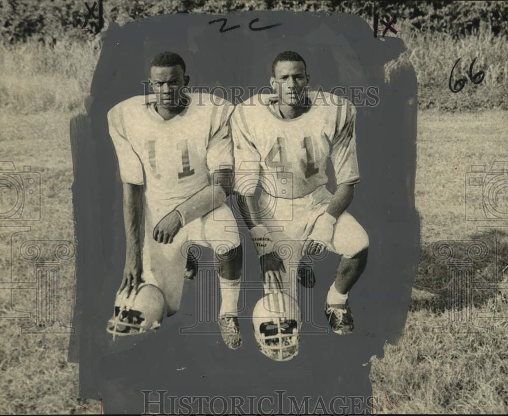 1968 Press Photo Football players Caesar Pittman and Don Shorter pose - Historic Images