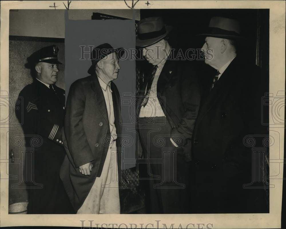 1945 Ashley Webb confers with police officials - Historic Images