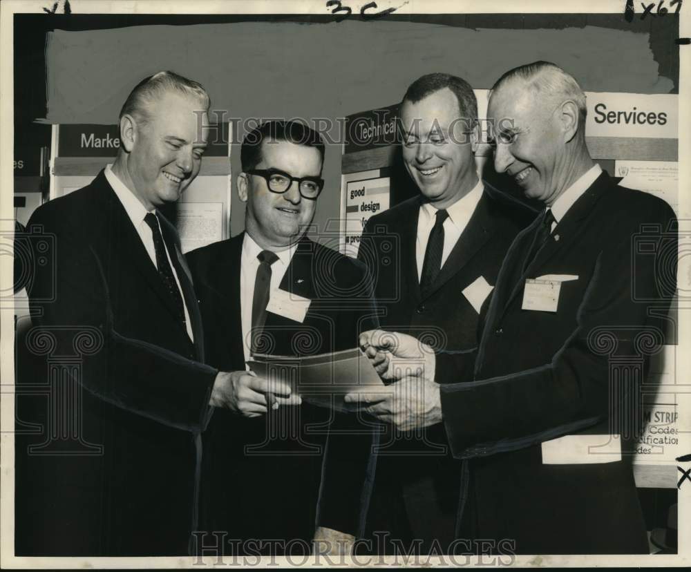 1962 Robert Weigand confers with members of NAHB at regional meeting - Historic Images