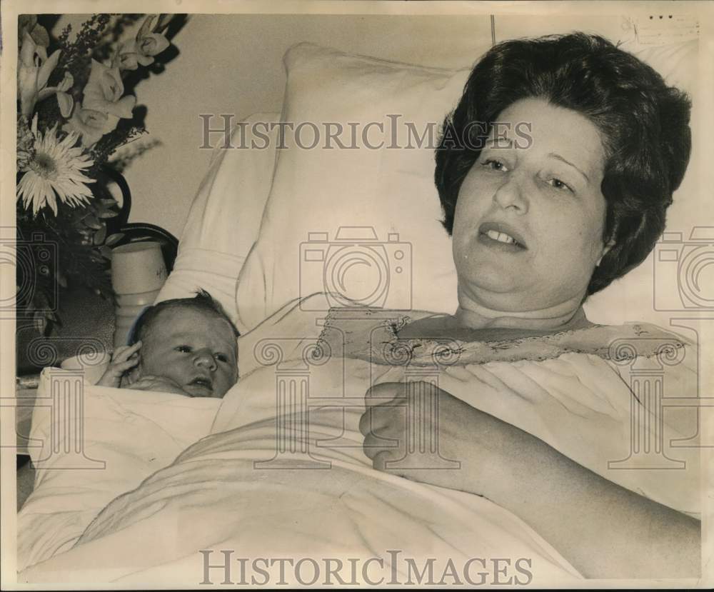 1964 Mrs. Mahlon Norton delivers her 17th child at Hotel Dieu - Historic Images