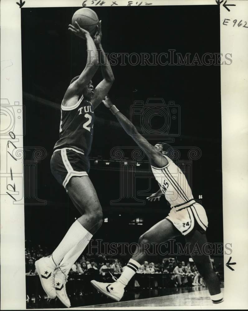 1977 Press Photo University of New Orleans Basketball Player Darryl West in Game- Historic Images