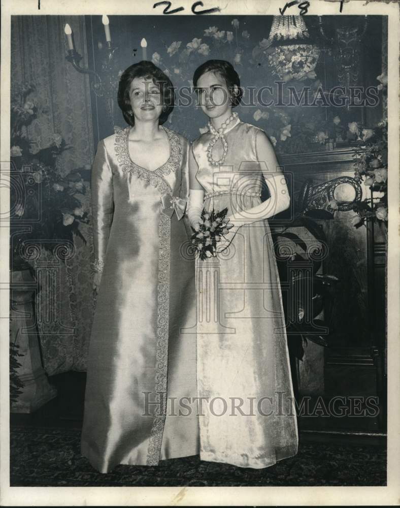 1970 Debutante Miss Pauline McIlhenny Simmons with Mother at Home - Historic Images