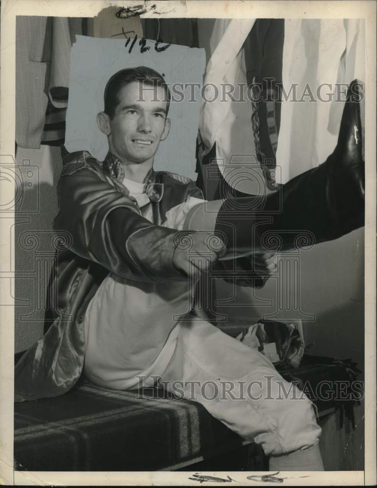 Press Photo Jockey Willie Shoemaker puts on riding boots - noo73038 - Historic Images