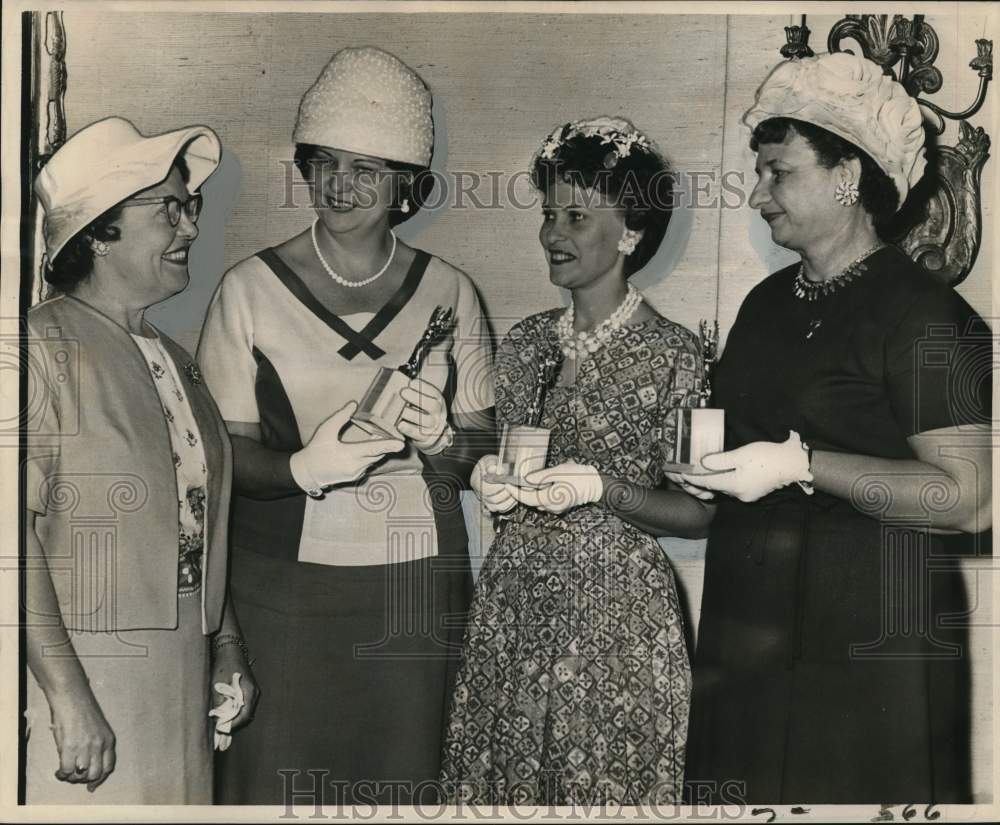 1963 New Orleans Women&#39;s Clubs president honors members - Historic Images