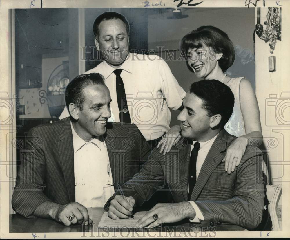 1965 Press Photo Steve Shaprio signs with New York Yankees with scout & parents- Historic Images