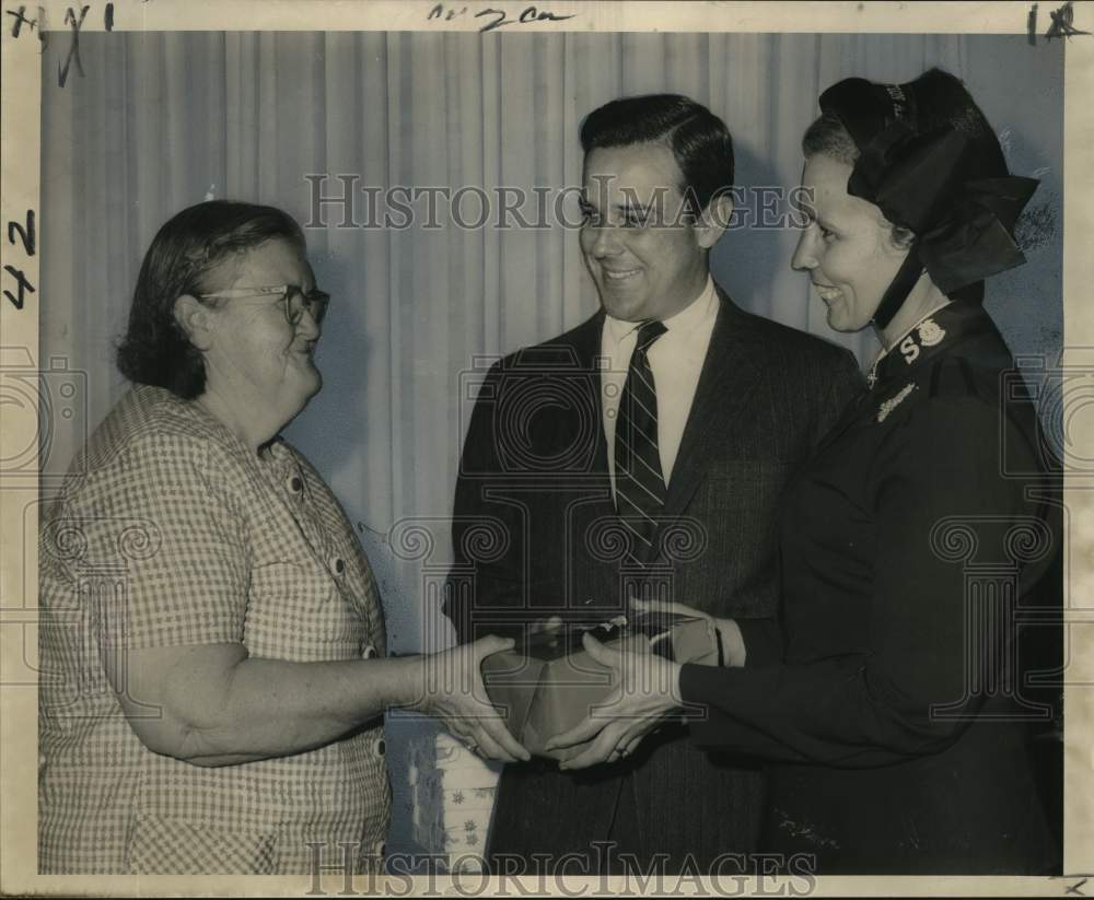 1967 Senior citizens honored at Salvation Army Christmas party - Historic Images