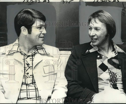 1976 Press Photo Tulane coach Willard Gordon Wells chats with Vic Eumont- Historic Images