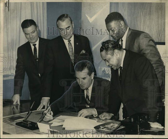 1965 James Reynolds in conference with ILA leaders - Historic Images
