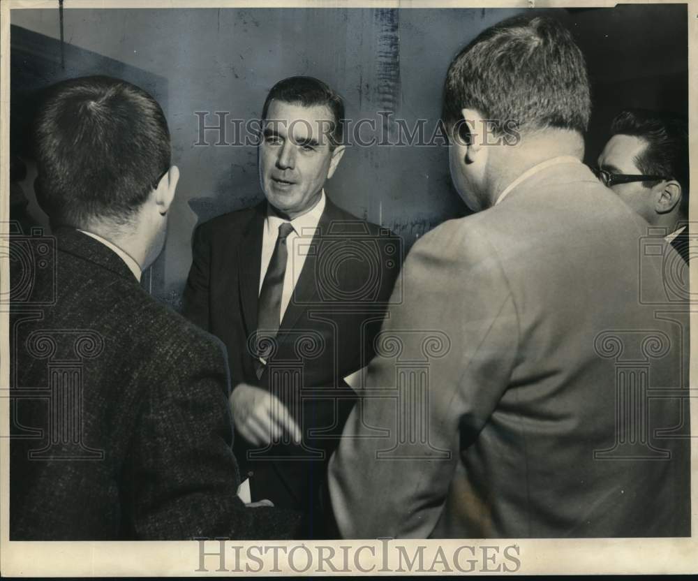 1965 Press Photo Assistant Labor Secretary James Reynolds and dock officials - Historic Images