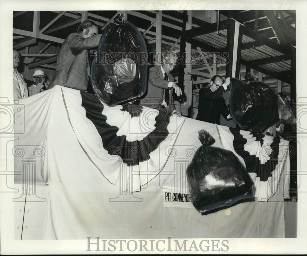 1976 New Orleans officials throw garbage onto Recovery conveyor belt - Historic Images