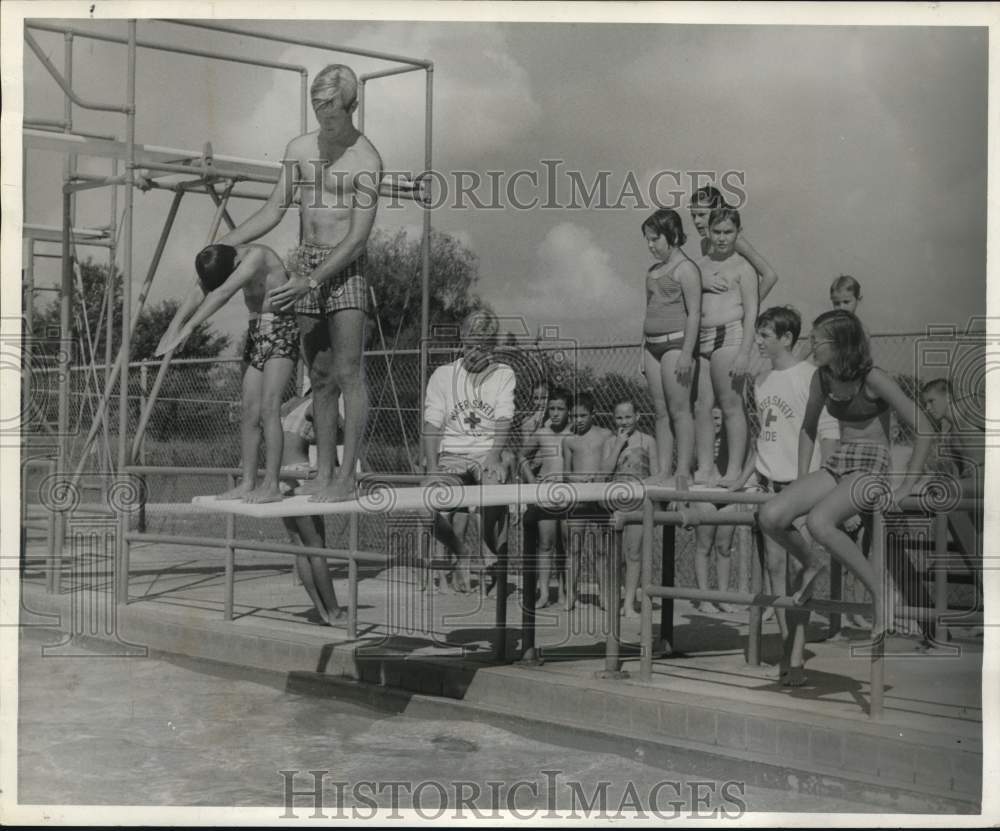 1966 Press Photo Eugene Callaway instructs West Bank learn-to-swim beginners- Historic Images