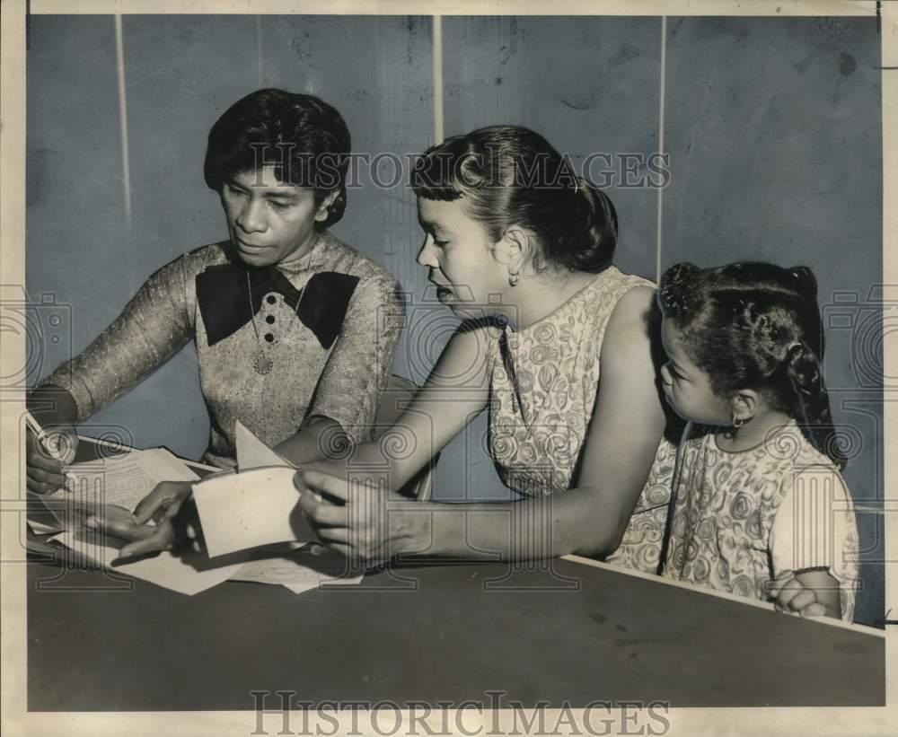 1967 Mother registers her daughter for Head Start in New Orleans - Historic Images